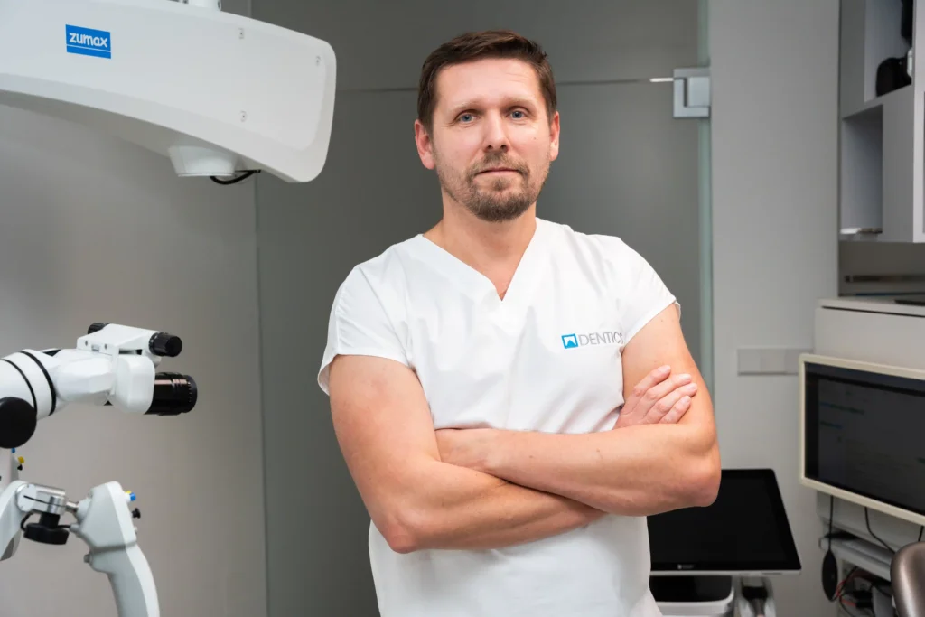 Chirurg kliniky DENTICS