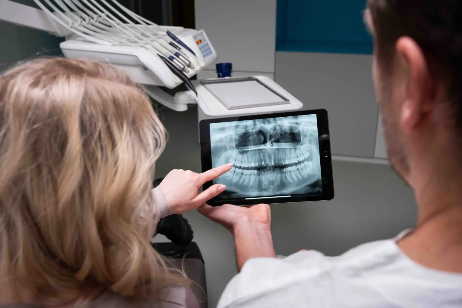Chirurgický zákrok pod mikroskopem v DENTICS